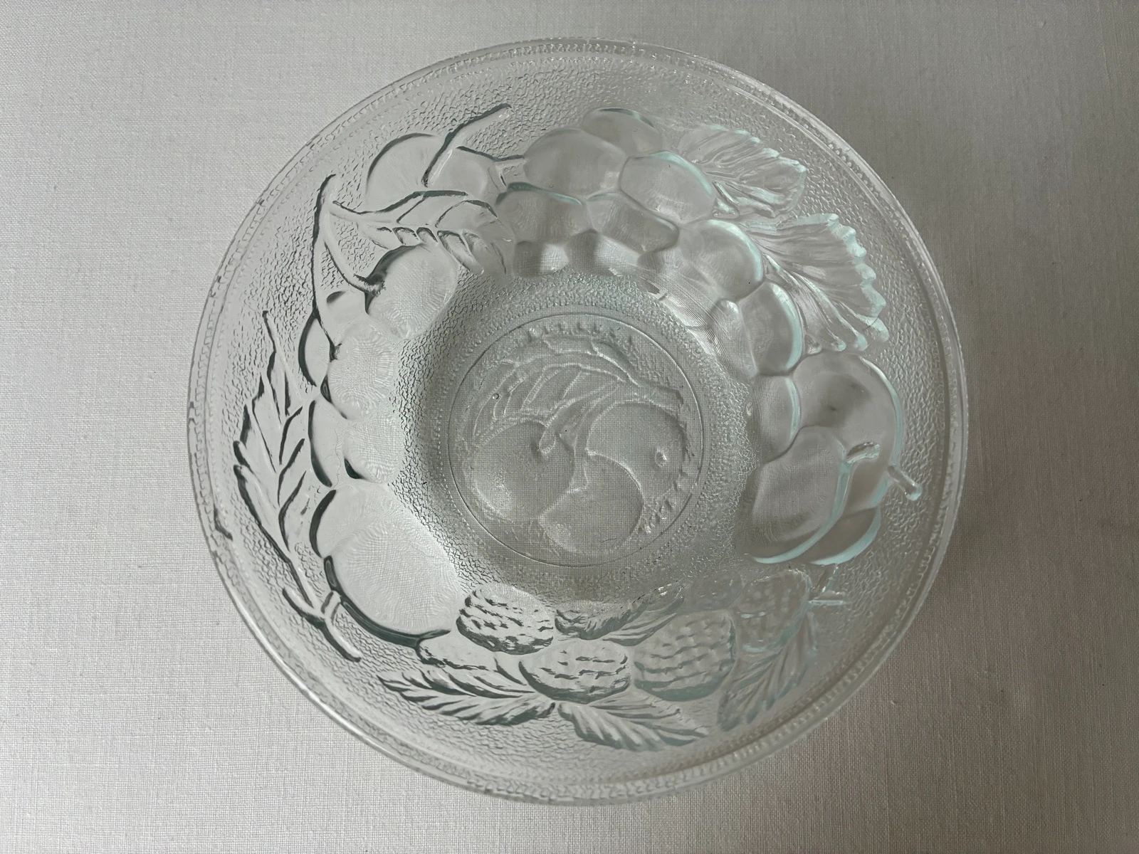 Vintage glazen schaaltje met kersenreliëf – photo 2